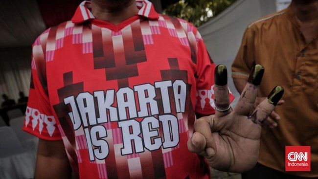 FOTO: Pramono Anung Nyoblos di Pilkada Jakarta, Ditemani Anak-Istri