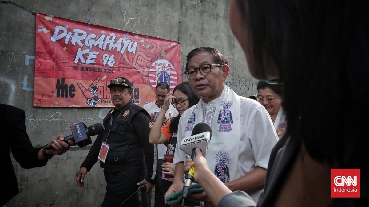 FOTO: Pramono Anung Nyoblos di Pilkada Jakarta, Ditemani Anak-Istri