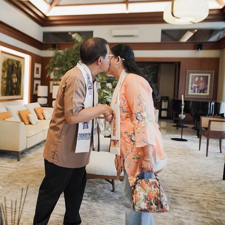 <p>Sebelum berangkat ke TPS, Pramono mengecup lembut pipi sang istri dan putrinya. Ketiganya pun kompak mengenakan syal bermotif ondel-ondel. (Foto: Instagram: @pramonoanungw)</p>
