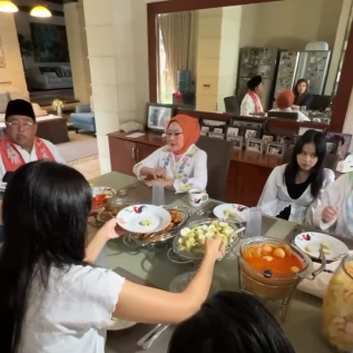 <p>Sesaat sebelum pencoblosan, Rano menyempatkan waktu untuk sarapan dengan keluarga besar. Dukungan penuh turut diberikan oleh sang istri, Dewi Indriati. (Foto: Instagram: @si.rano)</p>