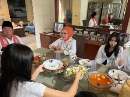 7 Potret Hangat Pramono Anung dan Rano Karno Bersama Keluarga