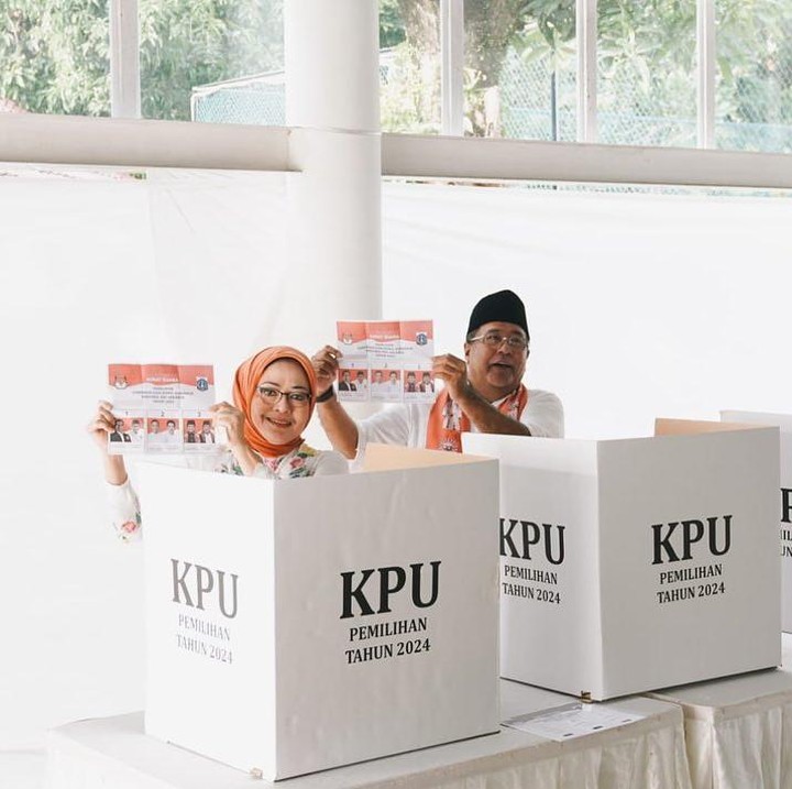 <p>Sesampainya di TPS, Rano disambut baik oleh warga sekitar. Ia pun memperlihatkan kertas suara yang telah dicoblos pada awak media yang meliput. (Foto: Instagram: @pramonoanungw)</p>