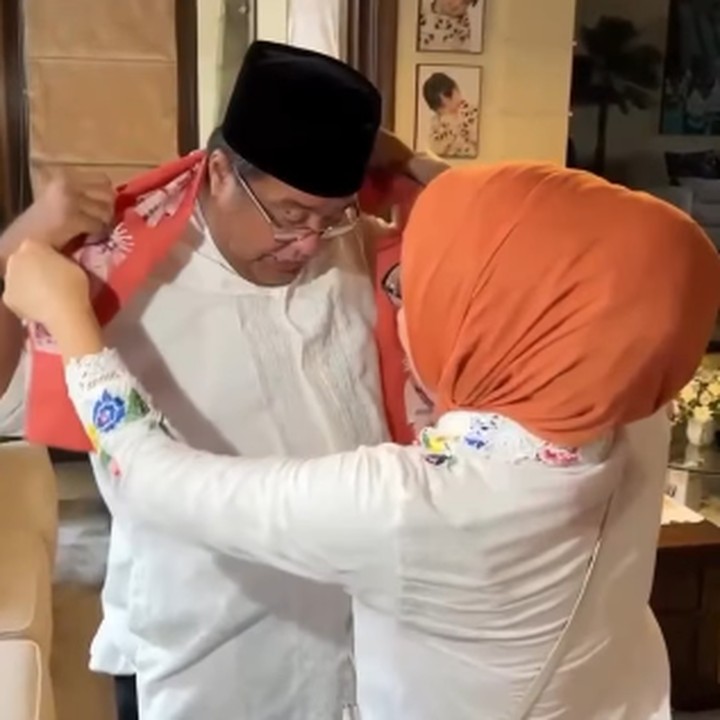 <p>Calgub dan Cawagub, Rano Karno dan Pramono Anung, telah memberikan suaranya di Pilkada 2024-2029, Bunda. Sebelum menuju ke TPS, keduanya terlihat menghabiskan waktu terlebih dahulu bersama keluarga. (Foto: Instagram: @si.rano)</p>