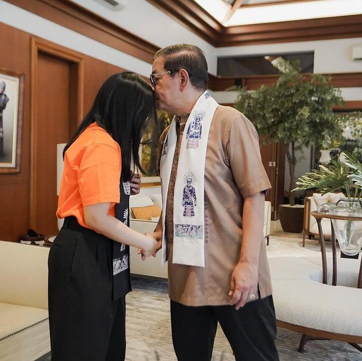 <p>Tidak hanya Rano, Pramono dan sang istri, Endang Nugrahani, turut menggunakan hak pilihnya, Bunda. Sang putri, Hanifa Fadhila Pramono, pun ikut mendampingi sang Ayah. (Foto: Instagram: @pramonoanungw)</p>