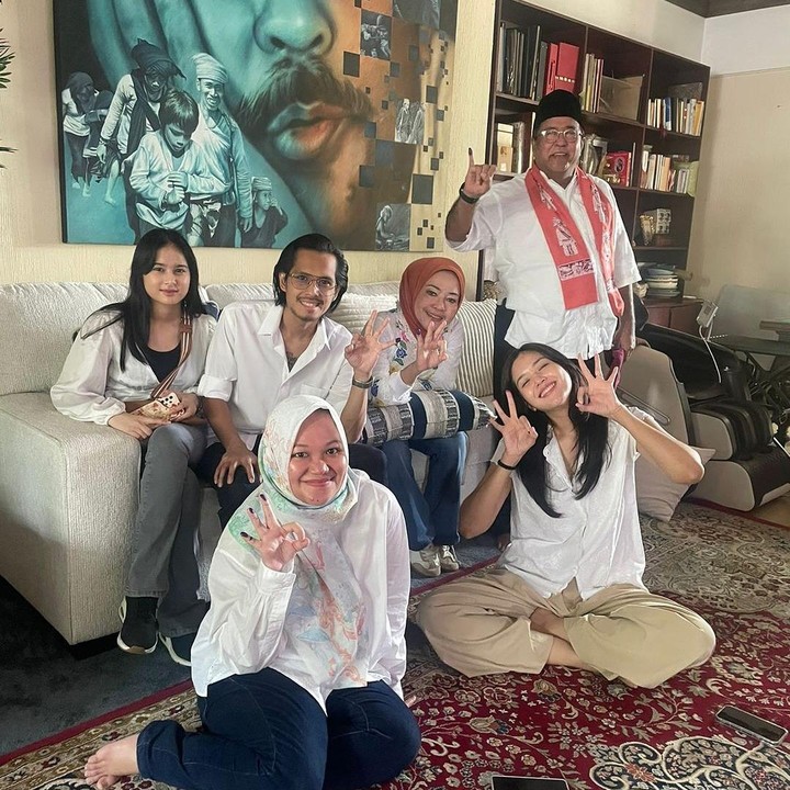 <p>Pada unggahan lainnya, terlihat Rano Karno bersama keluarga memamerkan tiga jari yang sudah bertinda biru. Kompak banget ya, Bunda. (Foto: Instagram: @si.rano)</p>