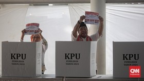 FOTO: Rano Karno Nyoblos TPS Lebak Bulus