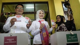 FOTO: Ditemani Istri, Ridwan Kamil Nyoblos Pilgub Jabar di Bandung