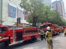 Karyawan Resto di GI Dibawa ke RS Akibat Gangguan Napas Dipicu Asap Tebal
