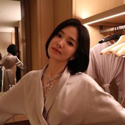 Fresh dan Awet Muda, Song Hye Kyo Tampil Memesona dengan Potongan Rambut Pendek