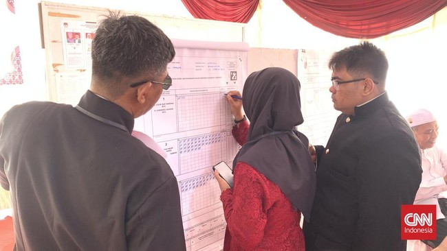 Suara Khofifah kalah dari Tri Rishamarini di TPS 015 tempat wakil Khofifah, Emil Dardak mencoblos di Pilgub Jatim 2024.