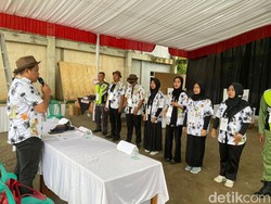 Mencoblos dengan Santai di TPS Bergaya Anak Pantai di Pangandaran