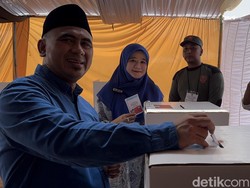 Nyoblos Usai Pulang Umrah, Taj Yasin dan Istri Siap Birukan Jateng