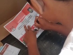 Viral Pria Coblos Banyak Surat Suara di Lombok Tengah