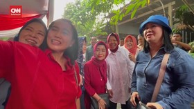 VIDEO: Diantar Emak-emak, Risma Nyoblos di TPS Jajartunggal Surabaya