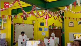 VIDEO: Ridwan Kamil Nyoblos Pilkada di Bandung Bareng Istri