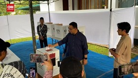 VIDEO: Anies Baswedan Nyoblos Pilkada Jakarta Bareng Keluarga