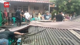 VIDEO: Momen TPS 021 di Cilegon Ambruk Karena Hujan Deras