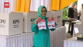 VIDEO: Gunakan Busana Serba Hijau, Airin Gunakan Hak Pilih di Tangsel