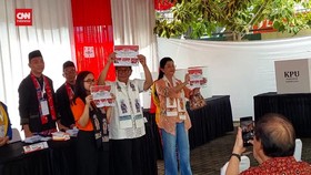 VIDEO: Momen Pramono Anung dan Rano Karno Nyoblos Pilkada Jakarta