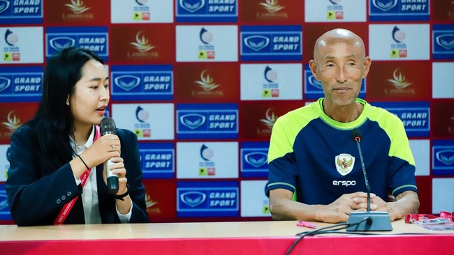 Alasan Pelatih Timnas Putri Indonesia Banyak Diam Saat Pertandingan Pelatih Timnas Putri Indonesia, Satoru Mochizuki, memberikan penjelasan terkait pendekatan kepelatihannya yang tidak banyak memberikan arahan.