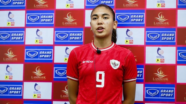 Penyerang Timnas Putri Indonesia, Claudia Scheunemann, bangga bisa membaa Garuda Pertiwi menang atas Malaysia dan lolos ke semifinal Piala AFF Putri 2024.