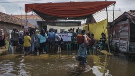 FOTO: Banjir Rendam Sejumlah TPS di Medan dan Pekalongan