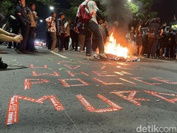 Diwarnai Aksi Bakar Poster, Massa Tuntut Usut Tuntas Penembakan Pelajar Semarang