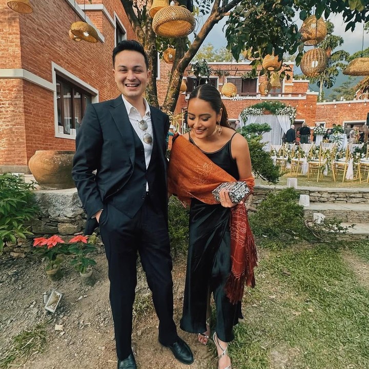 <p>Adik Maudy Ayunda, Amanda Khairunnisa, baru-baru ini menghadiri sebuah acara pernikahan di Nepal, Bunda. Tidak sendirian, ia turut mengajak sang suami, Tavan Button. (Foto: Instagram: @akhairunnisa)</p>