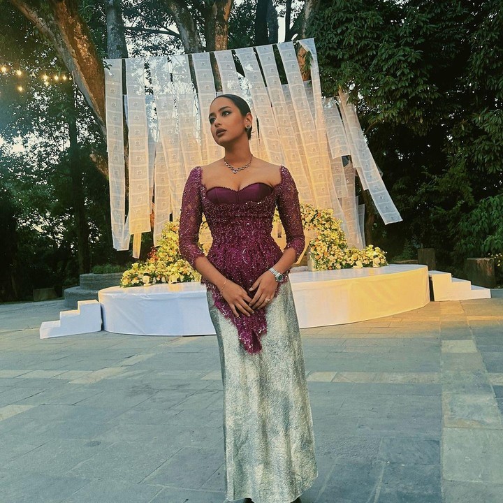 <p>Untuk acara pernikahan hari ketiga, Amanda memutuskan untuk mengenakan pakaian yang mencerminkan Indonesia, bunda. Tampilannya sangat memesona dengan kebaya ungu dan rok batik. (Foto: Instagram: @akhairunnisa)</p>