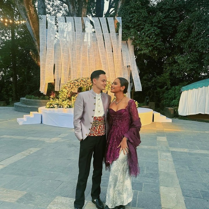 <p>Banyak netizen yang menyebut gaya Amanda sangat cantik dan stunning selama menghadiri acara pernikahan ini, Bunda. "Kamu terlihat sangat stunning," ujar seorang netizen dengan emotikon hati. "Uww, cantik banget Kak Manda," tutur netizen lainnya. (Foto: Instagram: @akhairunnisa)</p>