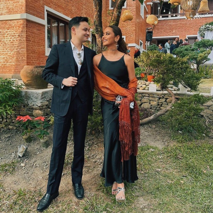 <p>Pada acara resepsi pernikahan, Amanda terlihat cantik dengan balutan dress panjang warna hitam. Tampilannya pun semakin lengkap dengan selendang cokelat. (Foto: Instagram: @akhairunnisa)</p>