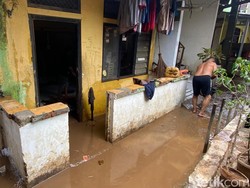 Banjir di Rawajati Jaksel Mulai Surut, Warga Bersih-bersih Sisa Lumpur