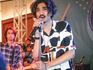 img-title Duta Sheila On 7 Langsung Hampiri-Cium Istri Setelah Pertandingan Voli