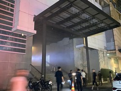 Pengunjung-Terapis Berhamburan Selamatkan Diri saat Emperor Spa Terbakar