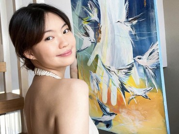 img-title Influencer Erica Ricardo Manfaatkan Limbah Kosmetik Jadi Lukisan Cantik
