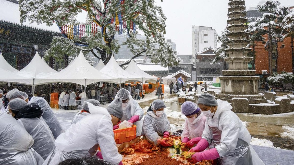 FOTO: Suasana Meriah Festival Membuat Kimchi di Korea Selatan