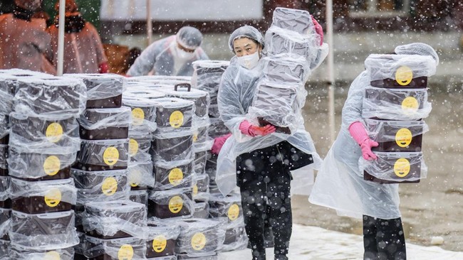 FOTO: Suasana Meriah Festival Membuat Kimchi di Korea Selatan