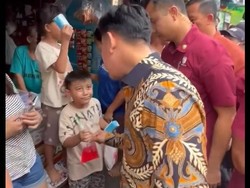 Gibran Barter Es Cekek Bocah dengan Susu: Nggak Boleh Minum Itu Lagi Ya