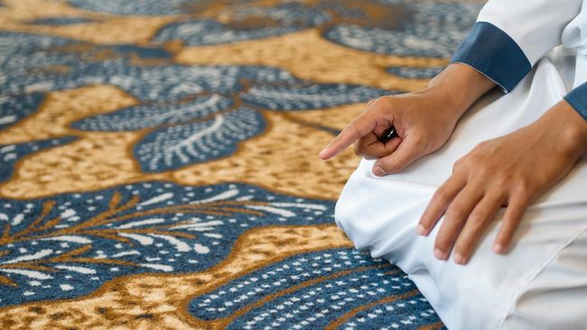 Allah Swt memberikan kemudahan ibadah bagi hamba-Nya yang sedang sakit dengan shalat sambil duduk. Berikut tata cara shalat sambil duduk.