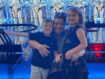 Mantan Suami Meninggal karena Kanker, Kelly Clarkson Kini Fokus Dampingi Anak