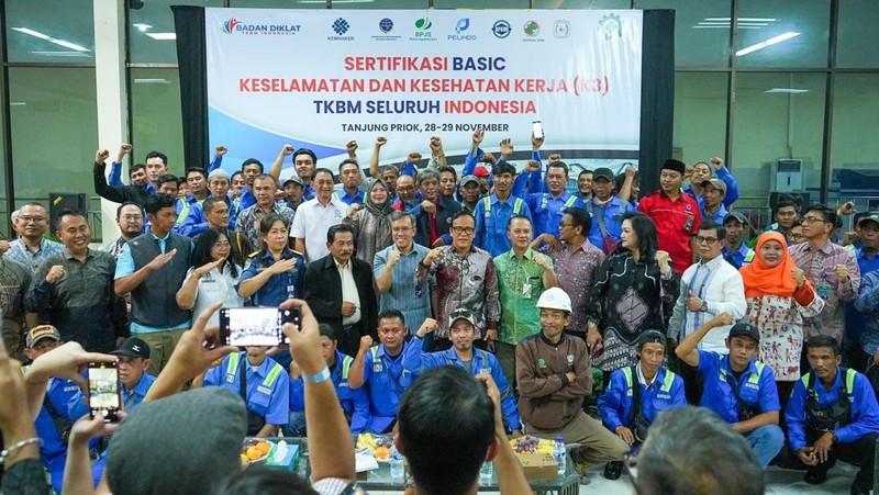 Kementerian Ketenagakerjaan (Kemnaker) menggelar pelatihan Sertifikasi Basic K3 TKBM Seluruh Indonesia di Pelabuhan Tanjungpriok,