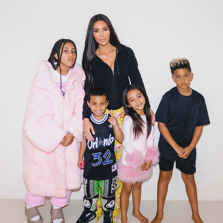 <p>Kim Kardashian didiagnois mengalami plasenta akreta saat menjalani dua kehamilannya. Kondisi tersebut termasuk berbahaya karena dapat membuat kehamilan dan persalinan sangat menyakitkan, atau bahkan mengancam jiwa. Mengutip laman <em>Mayo Clinic,</em> plasenta akreta ini adalah kondisi kehamilan serius yang terjadi ketika plasenta tumbuh terlalu dalam ke dinding rahim. (Foto: Instagram @kimkardashian)</p>
