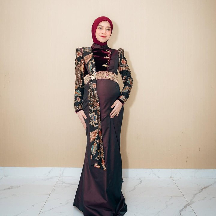 <p>Kehamilan nyatanya tak menghentikan langkah Lesti untuk kembali menorehkan prestasi, Bunda. Selain lulus kuliah, perempuan 25 tahun ini juga baru saja meraih tiga penghargaan di ajang Anugerah Musik Indonesia (AMI) 2024. Saat tengah hamil anak kedua, Lesti juga sempat menggelar konser solo Sang Kejora di Tennis Indoor Senayan. (Foto: Instagram @rizkybillar/ @lestikejora)</p>