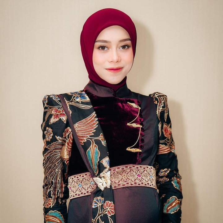 <p>Lesti Kejora tengah menjalani kehamilan kedua, Bunda. Baru-baru ini, Lesti tampil memukau di acara penghargaan musik. Di acara ini, Lesti juga berhasil meraih tiga piala. (Foto: Instagram @lestikejora)</p>