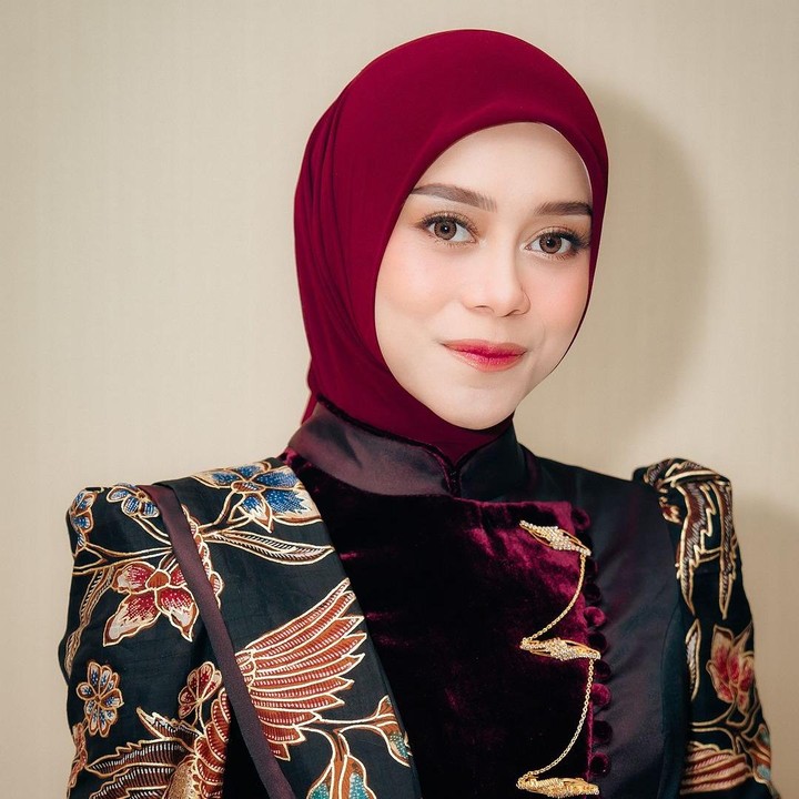 <p>Penampilan Lesti ini menuai pujian dari netizen. Banyak yang mengatakan bahwa pelantun lagu Lentera ini semakin terlihat cantik di kehamilan keduanya. "<em>MasyaAllah</em>, <em>geulis pisan</em> bumil satu ini sehat² yah," tulis akun @vi***. "<em>MasyaAllah</em> cantiknya bunles," ujar @an***. (Foto: Instagram @lestikejora)</p>