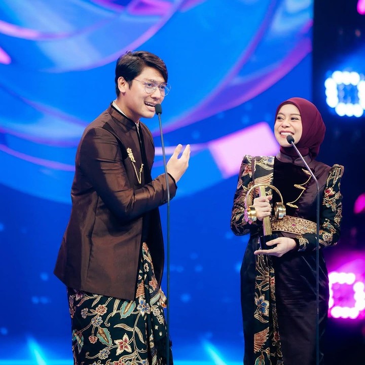 <p>Dalam acara ini, Lesti tampak didampingi oleh sang suami. Keduanya mengenakan pakaian dengan motif serupa. Rizky Billar dam Lesti juga naik ke panggung ikut memeriahkan acara. (Foto: Instagram @lestikejora)</p>