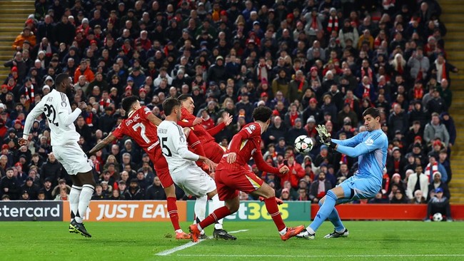 Duel sengit Liverpool vs Real Madrid untuk sementara imbang 0-0 pada babak pertama lanjutan Liga Champions di Stadion Anfield, Kamis (28/11) dini hari WIB.