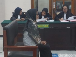 Mami Cece yang Tipu Ritual Uang Dibungkus CD Divonis 1 Tahun 4 Bulan Bui