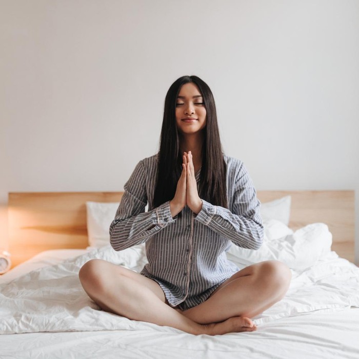 Meditasi sebelum tidur/ Foto: Freepik.com/lookstudio