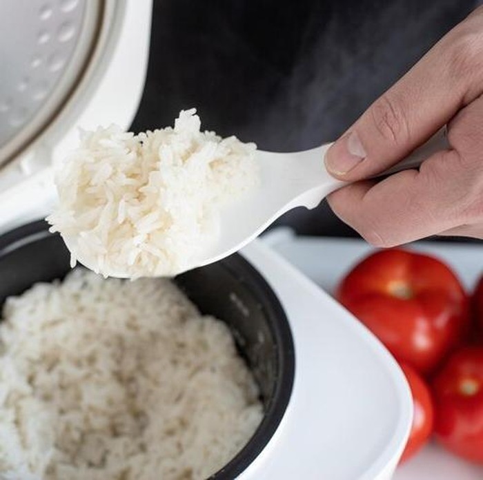 Memasak nasi di rice cooker/Foto: Freepek.com/EyeEm